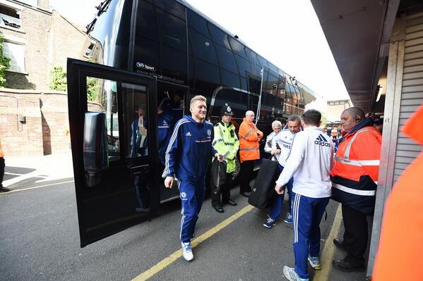 chelseafc_indo's tweet photo. .@Andre_Schuerrle saat tiba di Anfield. #CFCIndo http://t.co/eRhAGed1zZ