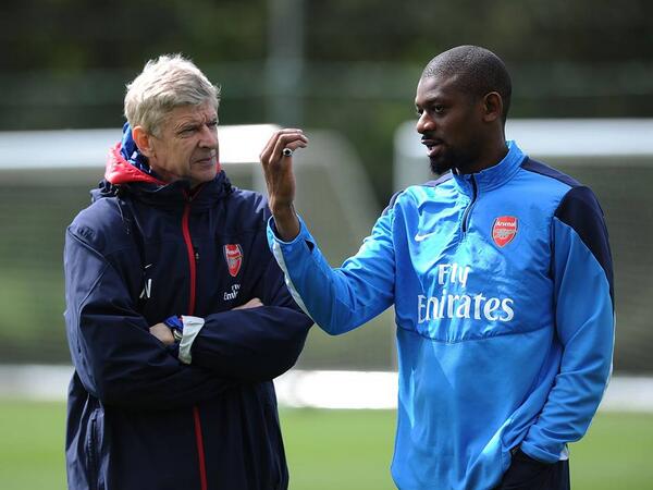 AFCImages's tweet photo. Arsene Wenger in training with the returning Abou Diaby ahead of tomorrow night's match against Newcastle #AFC http://t.co/OL0ywkXTCZ