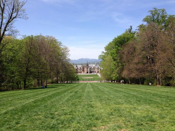 Enjoying a beautiful day <a href="/BiltmoreEstate/">Biltmore Estate</a> with <a href="/AshevilleCloud/">AshevilleCloud</a>