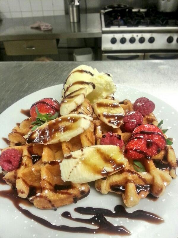 TheOldBill1's tweet photo. Fresh canadian waffles with golden syrup, fruits of the forest and vanila ice.#apassionforfood.#oldham.prbx http://t.co/CrIbPLJe2k