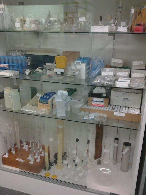 catypotaty's tweet image. cabinet full of science equipment in the antique shop #rightupmyalley #centrifugetubes #florenceflask