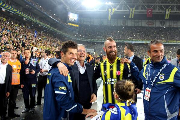 هنا ايضاً احتفال اللاعبين 

Şampiyon Fenerbahçe! ”