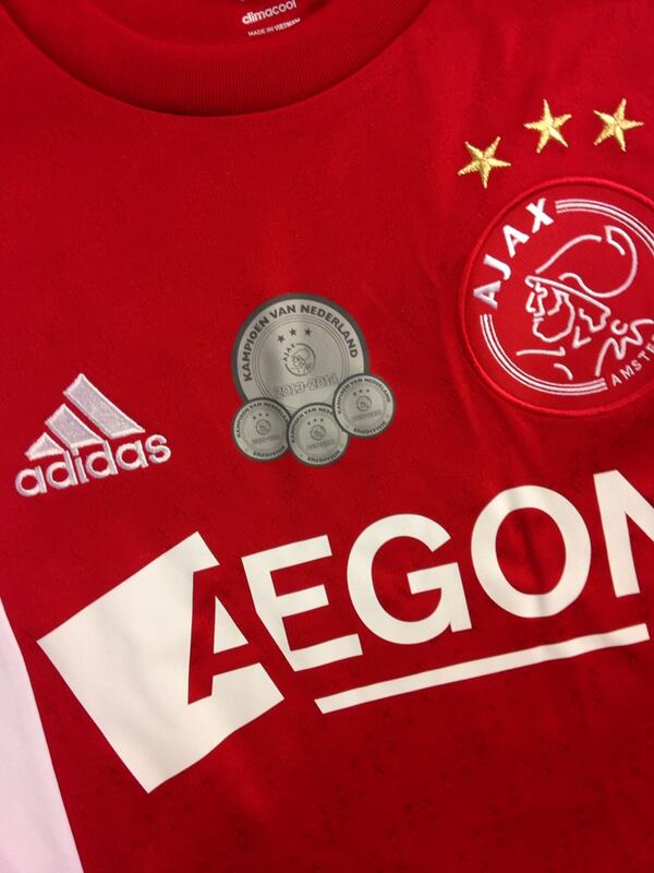 AFCAjax's tweet photo. #Ajax heeft inmiddels deze shirts aangetrokken! #4oprij #33 http://t.co/IE8gkkuZ7P