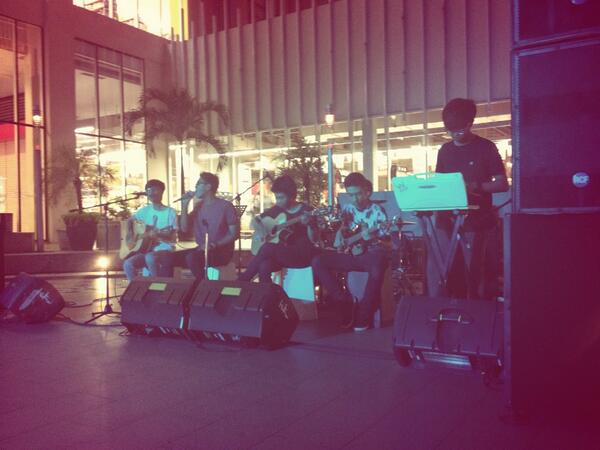InfoPensi's tweet photo. Penampilan terakhir di teraskustik @KFS_Band http://t.co/2YOl8NenDY