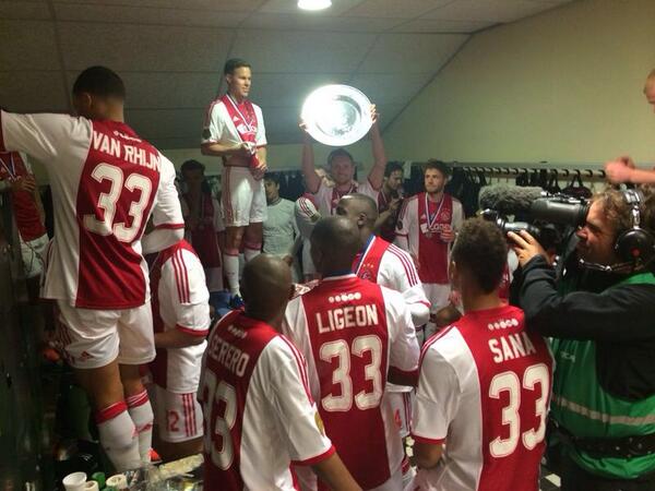 AFCAjax's tweet photo. Feest in de #Ajax-kleedkamer!! #4oprij #33 http://t.co/0Aa5tZDR64