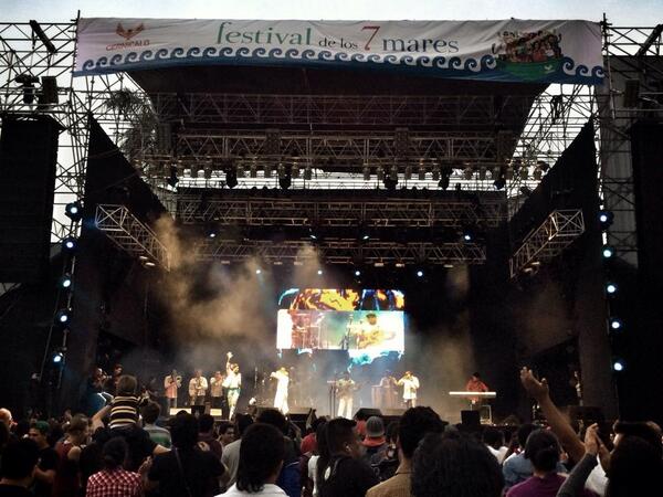 Mambanegralatin's tweet photo. Gracias Lima! bella gente, bella ciudad, gracias @Festival7mares Los queremos con mucho swing http://t.co/wCbWeSSWdL http://t.co/ba8MwLRko6