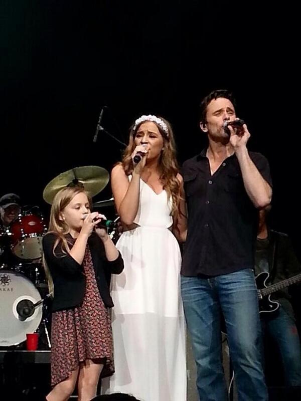 CharlesEsten's tweet photo. Thank you @lennonandmaisy for joining me for the encore! Lennon left the prom to be there!! #shewentback #gorgeous! http://t.co/Jngvmb0Gev