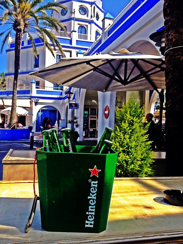 BichoRaroPT's tweet photo. CUBOS DE 5 botellines de HEINEKEN 10€ hasta las 21h en la ESQUINITA del DUENDE y después concierto de MANU RAGUE !! http://t.co/yDEn0j34xn