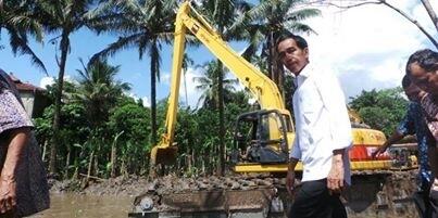 Waduh "<a href="/kompascom/">Kompas.com</a>: Kisah Warga yang di Lempar ikan Sapu2 oleh Jokowi kom.ps/AFftZx "