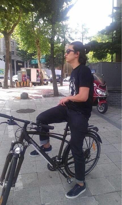 icekhun0810's tweet photo. อ้ายคนจนจำต้องทนปั่นรถถีบ #จนมากจักรยานคันเป็นแสน #พฤติกรรมที่ยากจะเข้าใจของผู้ชายบ่ายสอง http://t.co/2fCJ95RAa0