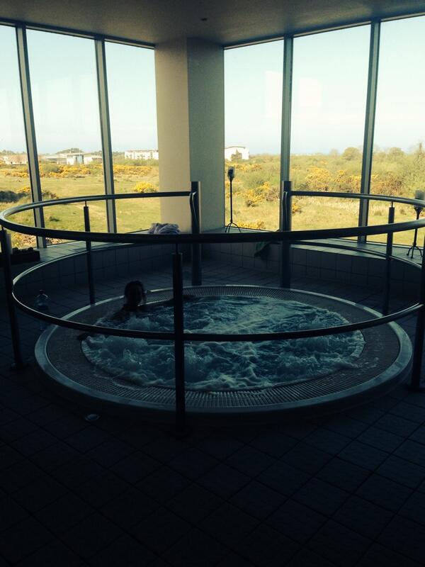 Emily90jane's tweet photo. No better way to spend a Sunday evening @gym_go @KatyTanham http://t.co/U3wzcbcI50