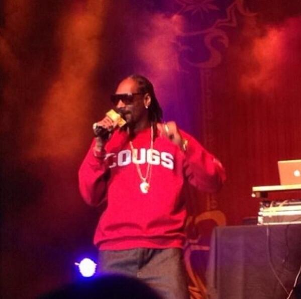 KREMjen's tweet photo. . @SnoopDogg at @WSUPullman. Amazing. #GoCougs http://t.co/AgJPYp0XNA