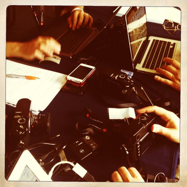 Revisioni al termine della sessione di scatto. Immagini, parole e confronto.