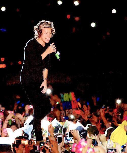 SHADESOFM3's tweet photo. Harry on stage in Bogotá, Colombia! (25-04-14) http://t.co/6HeZDQFg6E