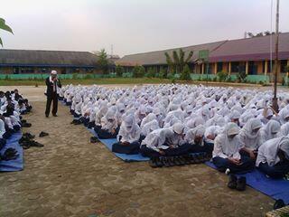 SMPN33_PLG's tweet photo. "@Risyaadeliaa: Dengerin tausia ni,smpe molorairmata:d, @SMPN33_PLG http://t.co/fBBTKxupfv"