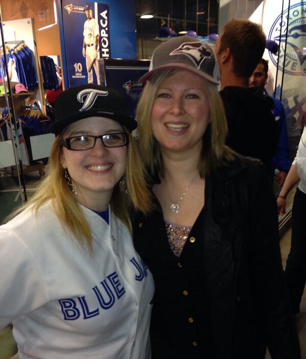 Alleycat17's tweet image. Incredibly nice to run into #BlueJays fan @GTAchick78! She's incredible and also hoping for a @BlueJays win!