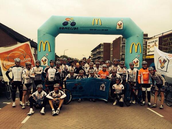HomerideWormer's tweet photo. Sponsorrit Fietsvrienden Wormer succes.
170km door NH. Mooie training voor #homeride en 400 euro voor @RMcDHuisAMC http://t.co/k20076eMhS