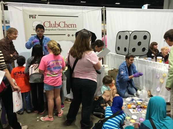 MITClubChem's tweet photo. @USAScienceFest with cabbage acid/base indicators and paper chromatography! #scifest #scienceisfun #MIT http://t.co/x5FQJXKVsn
