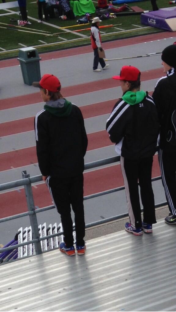 teighsmacneill's tweet image. Levi&apos;s track twinning with some girl #sameshoes #samehat #samesweater