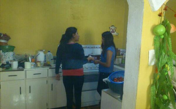 ale_valDz's tweet photo. Ver a dos Valdez cocinando es increíble  jajajajaja te amo meau' @WichitaValdez http://t.co/dGxfW50GF6