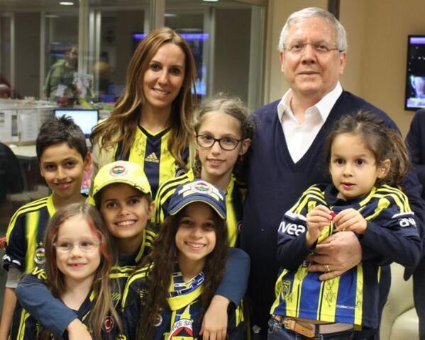 Büyük Başkan Aziz Yıldırım şampiyonluğu ailesi ile birlikte kutluyor.