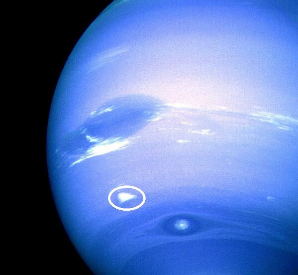 VulgaSciences's tweet photo. Le petit nuage blanc sur @Neptune_VL s'appelle "le scooter" car il change sans cesse de voie. http://t.co/X1DhAXIJ71