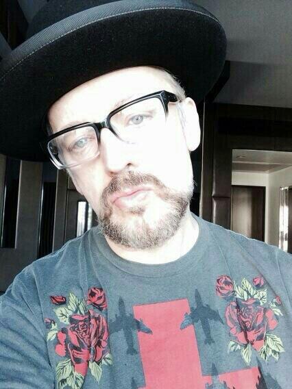boygeorgefandom's tweet photo. So sexy with those glasses
 @BoyGeorge http://t.co/D0PzPiH1LI