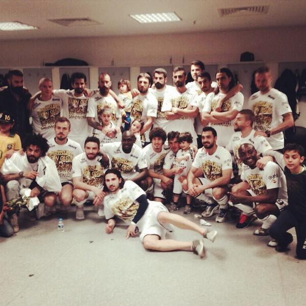 Nesir07's tweet photo. “@S_Holmen84: Champion Fenerbahce!!! http://t.co/0by9obaGmc”