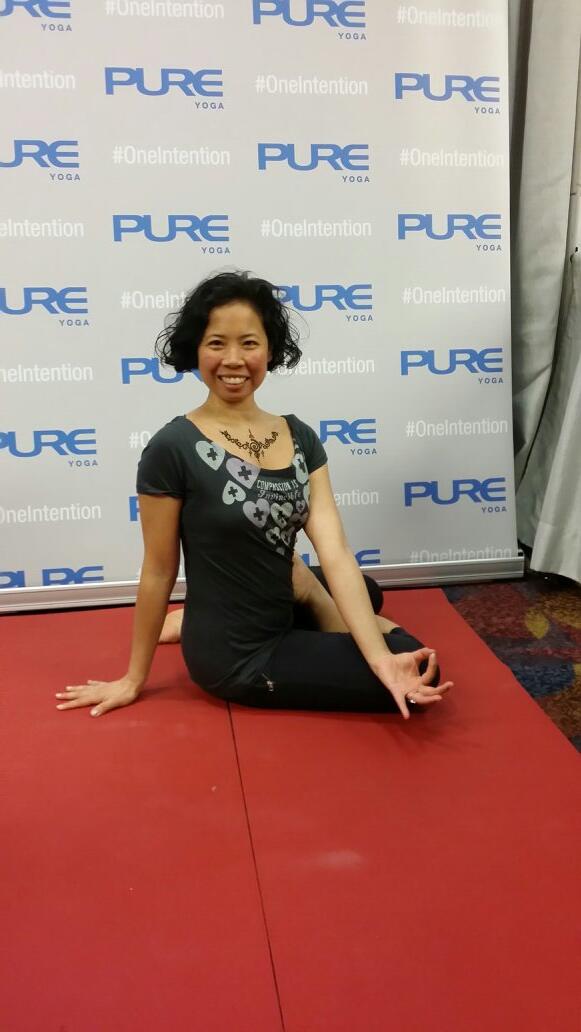 NarisaraLotus's tweet image. #yoga fun!  Bharadvajasana at @PureYogaNYC booth at #NYC @YJEVENTS  #oneintention #triedsomethingnew  @yogajournal