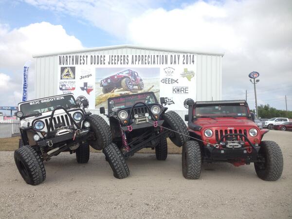 OfficialMOPAR's tweet photo. Our #JEEP friends @TX4WD had some fun parking at the #NHRA #Springnats this weekend. :) #Mopar #HEMI http://t.co/uMRzzOSvit