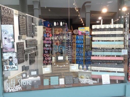 GiftGiftstore's tweet photo. New window pics http://t.co/Pd68A44ee5