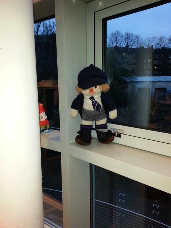 bongo28282's tweet photo. @ACDCFans @AngusYoung_ACDC @mcdowall40  look familiar http://t.co/9iPrtJort0
