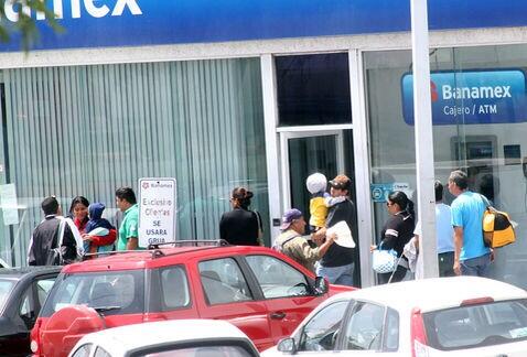 FapermexAC's tweet photo. Con motivo de la conmemoración del Día Internacional del Trabajo, este jueves 1 de mayo cerrarán bancos. http://t.co/vnQcYjuvki