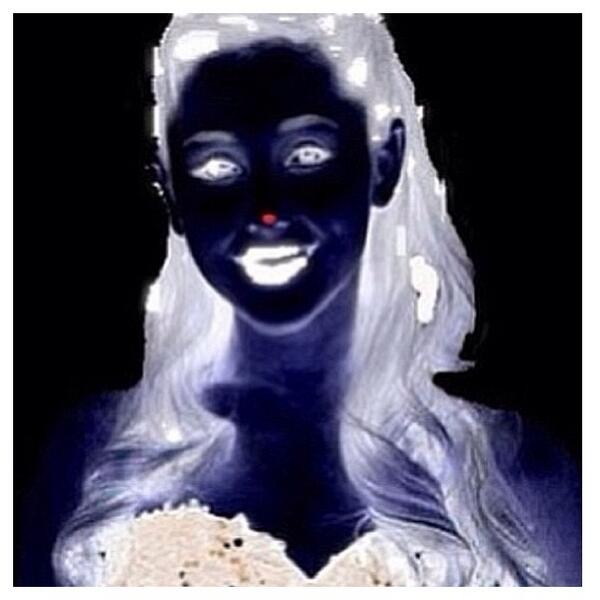 danniloiacono's tweet image. “@JoannLoiacono: #ProblemOutToday #ProblemAtMidnight #PreOrderProblemOnItunes look at red dot then ceiling http://t.co/36SFZEl6s3”