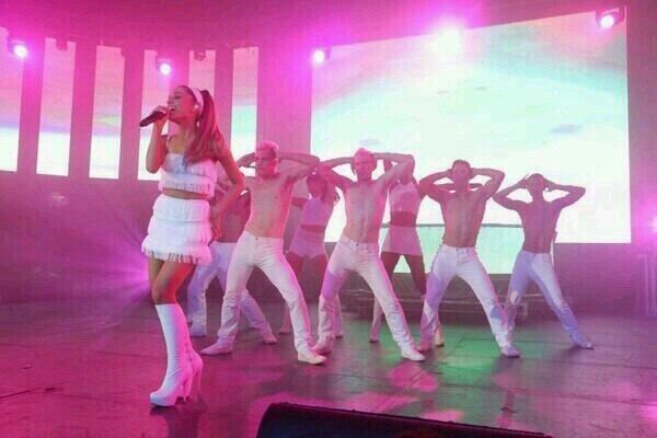 OnlyOsnapitzari's tweet image. Ariana Grande en White Party interpretando #Problem! 2/16 ♡ #ProblemAtMidnight #ProblemToday #PreOrderProblemOniTunes