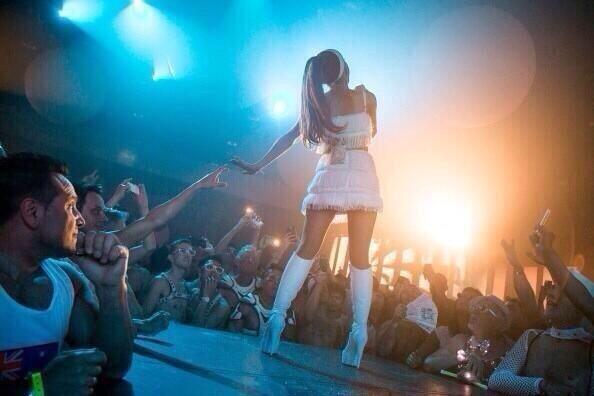 OnlyOsnapitzari's tweet image. Ariana Grande en White Party interpretando #Problem 14/16 ♡ #ProblemAtMidnight #ProblemToday #PreOrderProblemOniTunes