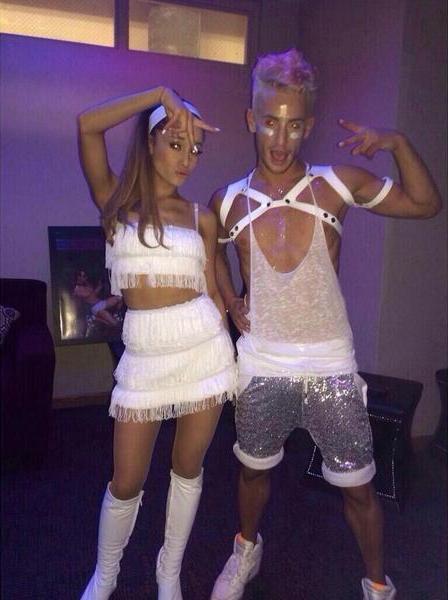 OnlyOsnapitzari's tweet image. Ariana Grande en White Party interpretando #Problem! 8/16 ♡ #ProblemAtMidnight #ProblemToday #PreOrderProblemOniTunes
