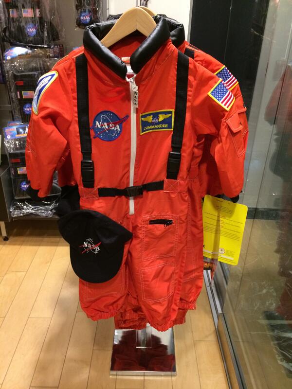 PilotSuits's tweet image. #Apollo16 left moon today 42 years ago. Orange suits but no #shuttleprogram #ThanksDeBlasio #newPilotSuitsSingle