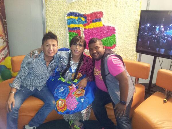 TitoBarrenechea's tweet photo. Felicidades @CholaChabuca #ElMegaevento http://t.co/L8Xj5NPR90