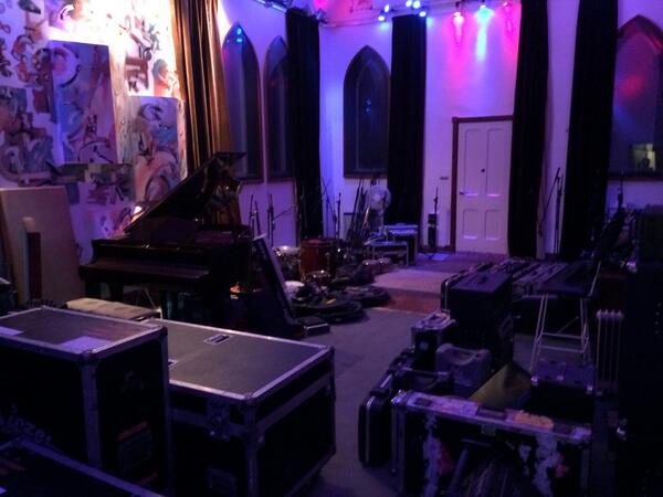 RouReynolds's tweet photo. Touchdown! Made it to the studio! Day 1 tomorrow, so excited! #ShikariAlbum4 http://t.co/ELg11h3Hc5