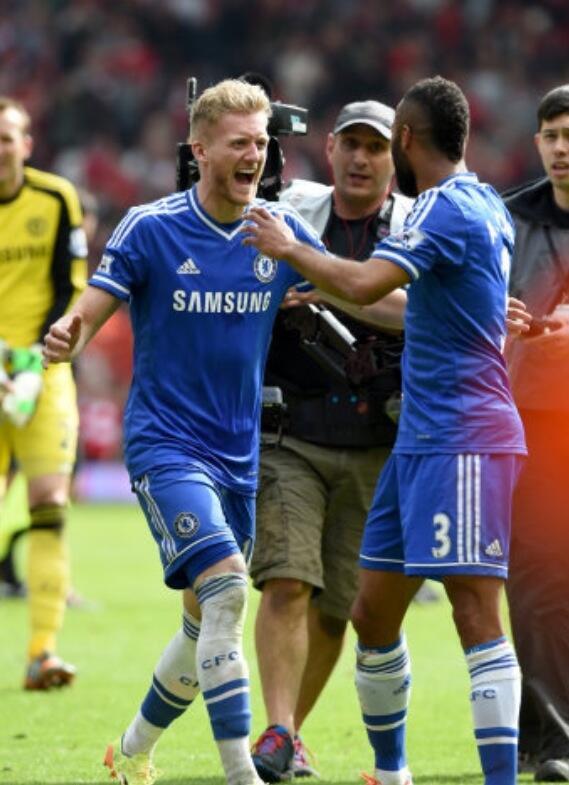 ChelseaNewsID's tweet photo. Andre Schurrle &amp; Ashley Cole. http://t.co/154VneYtLi