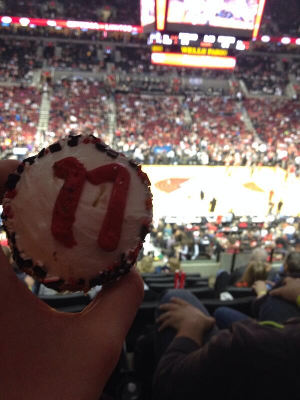 MeyersProblems's tweet photo. They made me cupcakes!!😃 http://t.co/BPI62thYTV