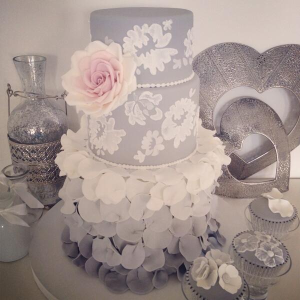 CakeyBakeyTweet's tweet photo. Pure elegance! I love this look for a cake! #weddingcake http://t.co/I9VKK6cNwR