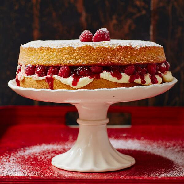 jamieoliver's tweet image. #RecipeoftheDay Victoria sponge that almost anyone can eat! #glutenfree #dairyfree #vegan goo.gl/Z9vvpp