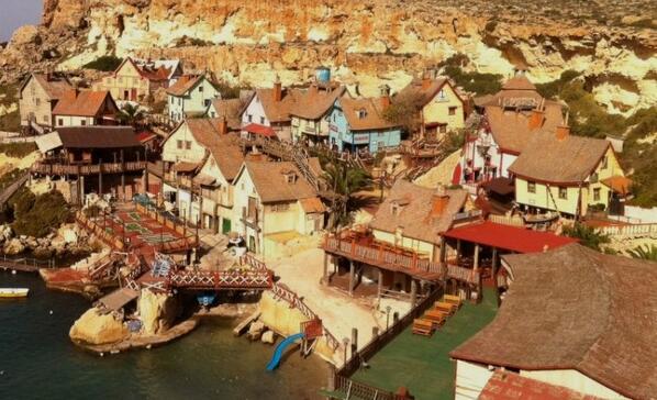 antena3com's tweet photo. ¿Sabías que el pueblo de Popeye se puede visitar? Disney lo construyó en 1979  http://t.co/hVta3gVKFG http://t.co/jX0o6zUqMc