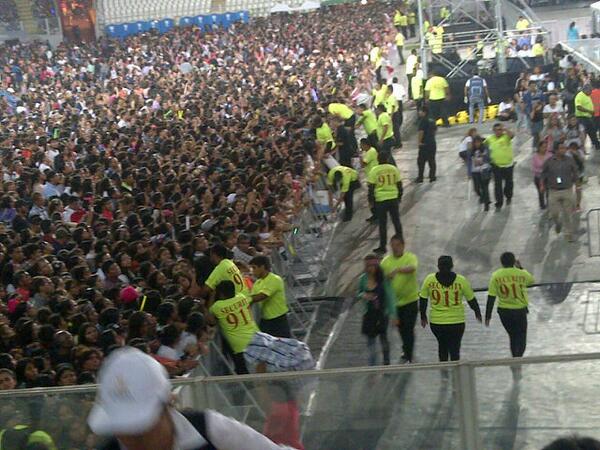 Rooox_21's tweet image. Muy fuerte las imágenes de las chicas desmayadas en el concierto #OneDirectionEnPeru