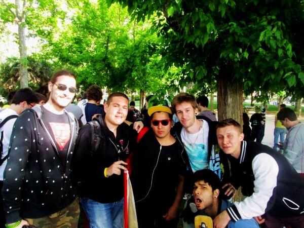 Vik_Nomore's tweet photo. Gran tarde en el #TeemoTour @TeemoInEurope  con @Dr_Alce @D4mi4n_M4rley @edisonlaracuzco y @RiotMeDroiD que majisimo! http://t.co/iX2PwJebKB