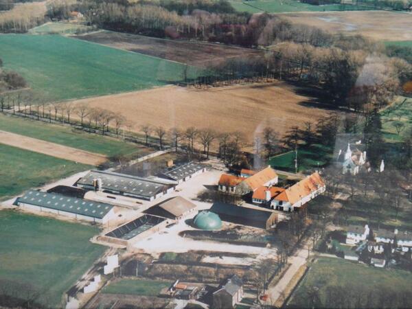 luchtfoto van de voormalige proefboerderij in werking met op de achtergrond de villa Cranendonck.