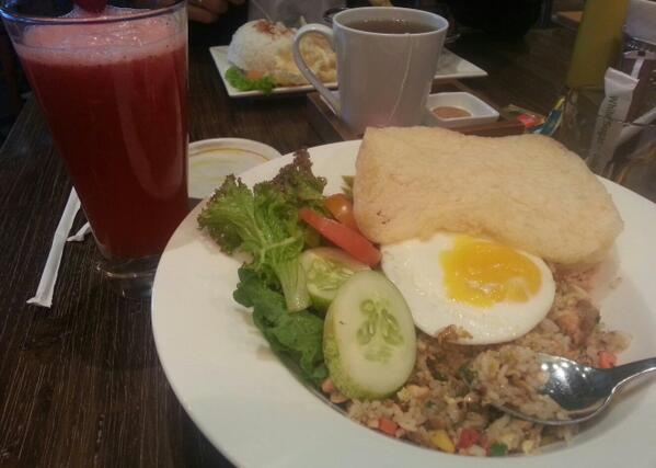 adearty's tweet photo. Lunch @hummingbird_eat http://t.co/HHWOisjudr