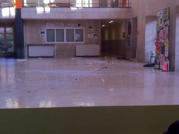 PintadoOliver's tweet photo. Asi amanece el hall de economicas http://t.co/v9P8BgTngg